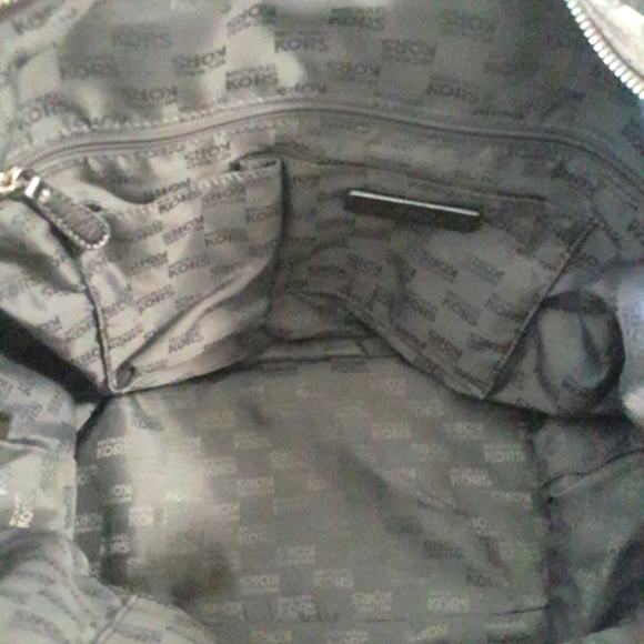 Michael Kors large classic silver/gray canvas & leather crossbody shoulder bag - Picture 8 of 16